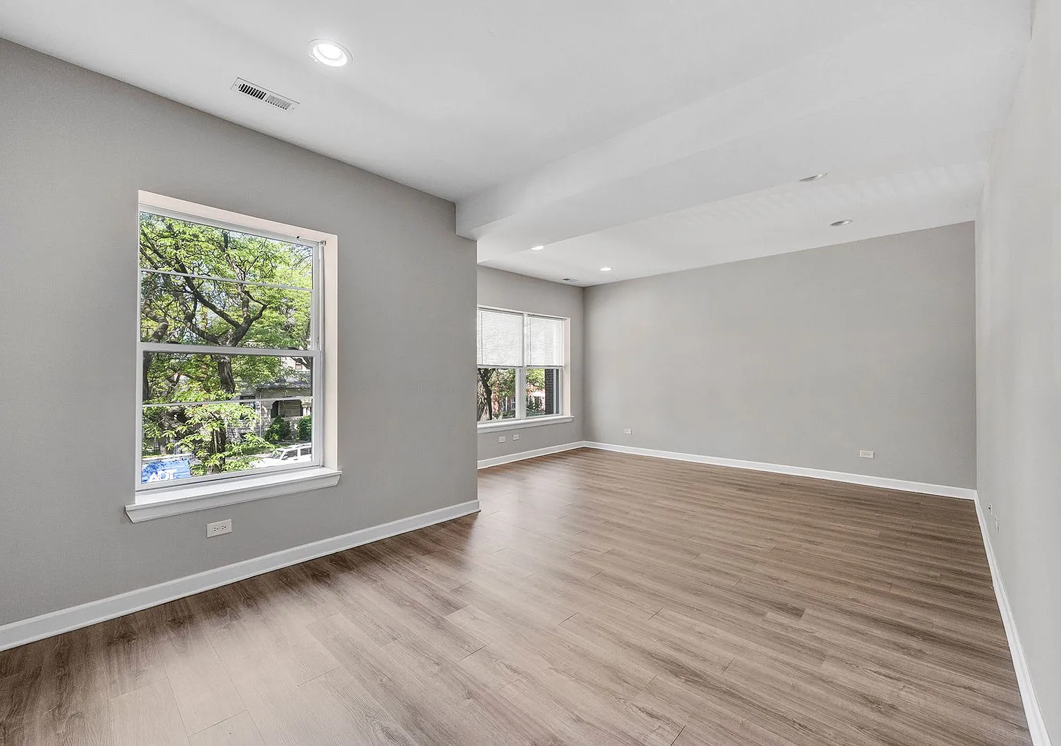 Spacious 3 Bed / 2 Bath in Bronzeville | In-Unit Laundry + Enclosed Parking — Photo 2