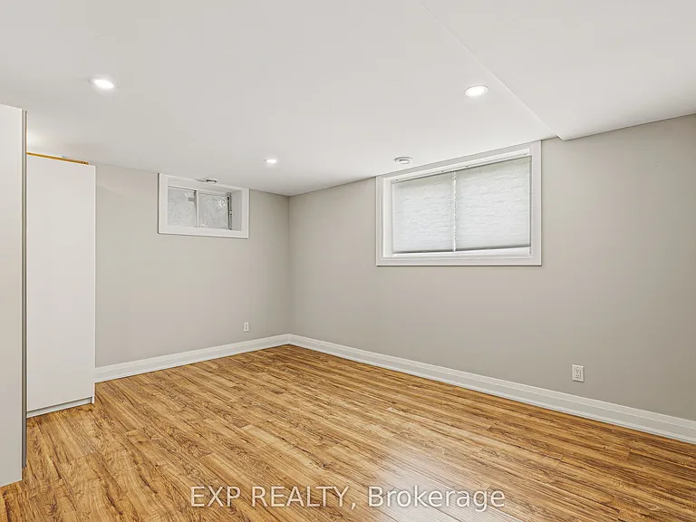 10 Queen Anne Cres — Photo 36
