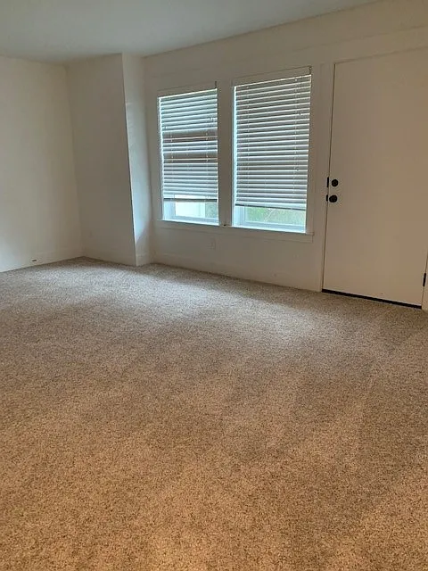 3 bed, 1942 sqft, $2,495 — Photo 2