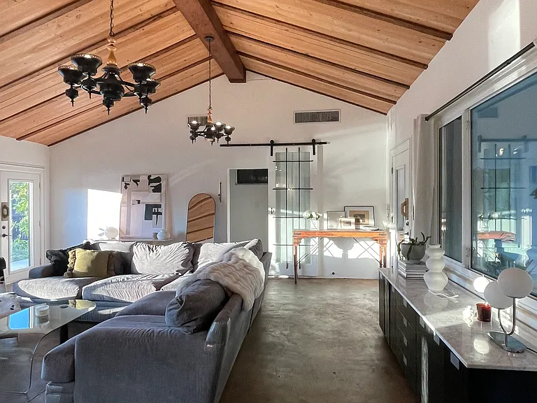 411 W Flora St — Photo 17