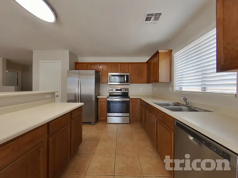 43714 W Cale Dr — Photo 5