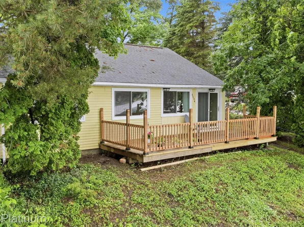 5504 Wildwood Dr, Howell, MI 48843