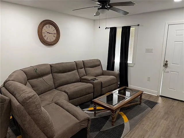 3 bed, 2.0 bath, 1073 sqft, $1,300 — Photo 2