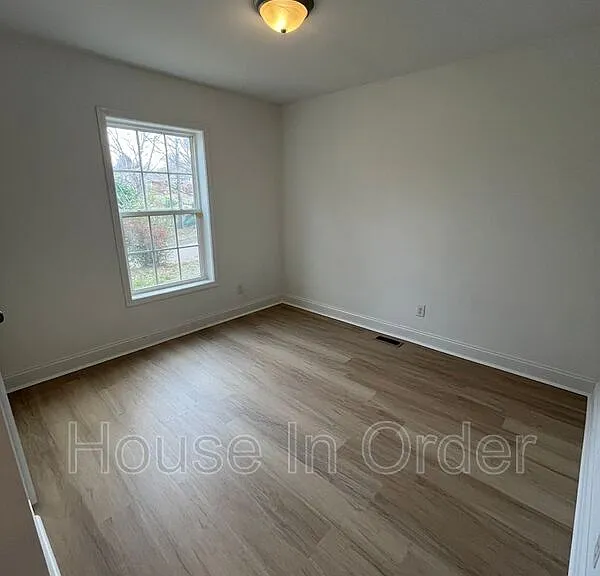 208 Fountain Way — Photo 3