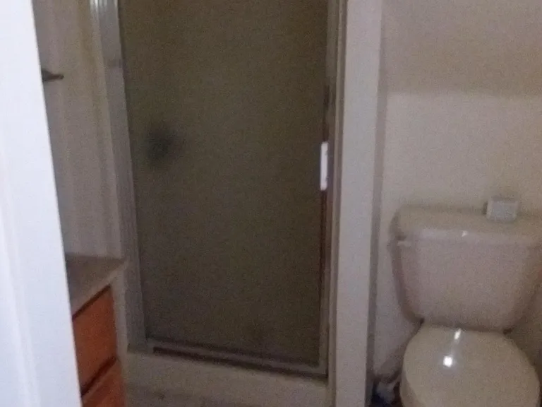 Bathroom w/walk-in shower