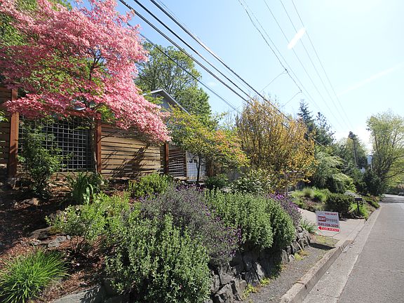 Street View Crest Drive