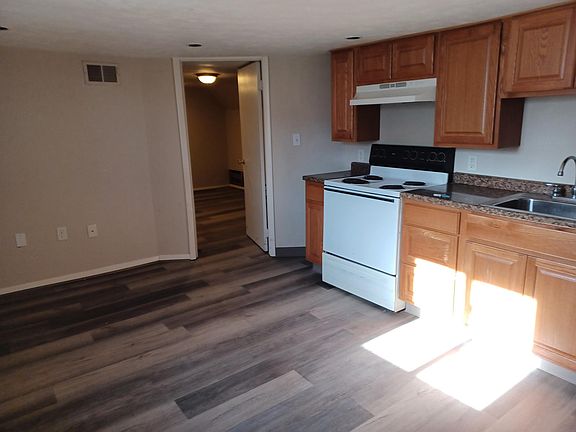 3rd image of 908 2nd St APT 3