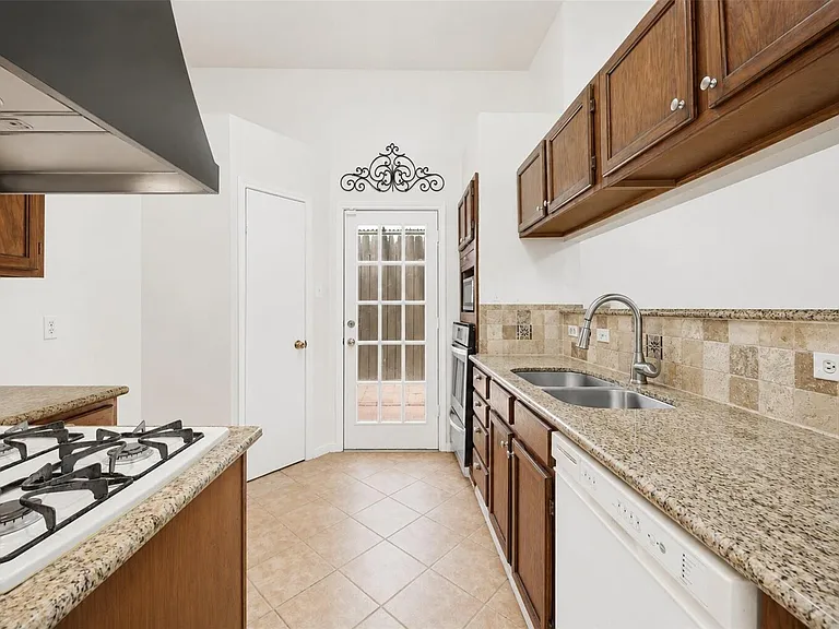 7518 Alcomita Dr — Photo 12