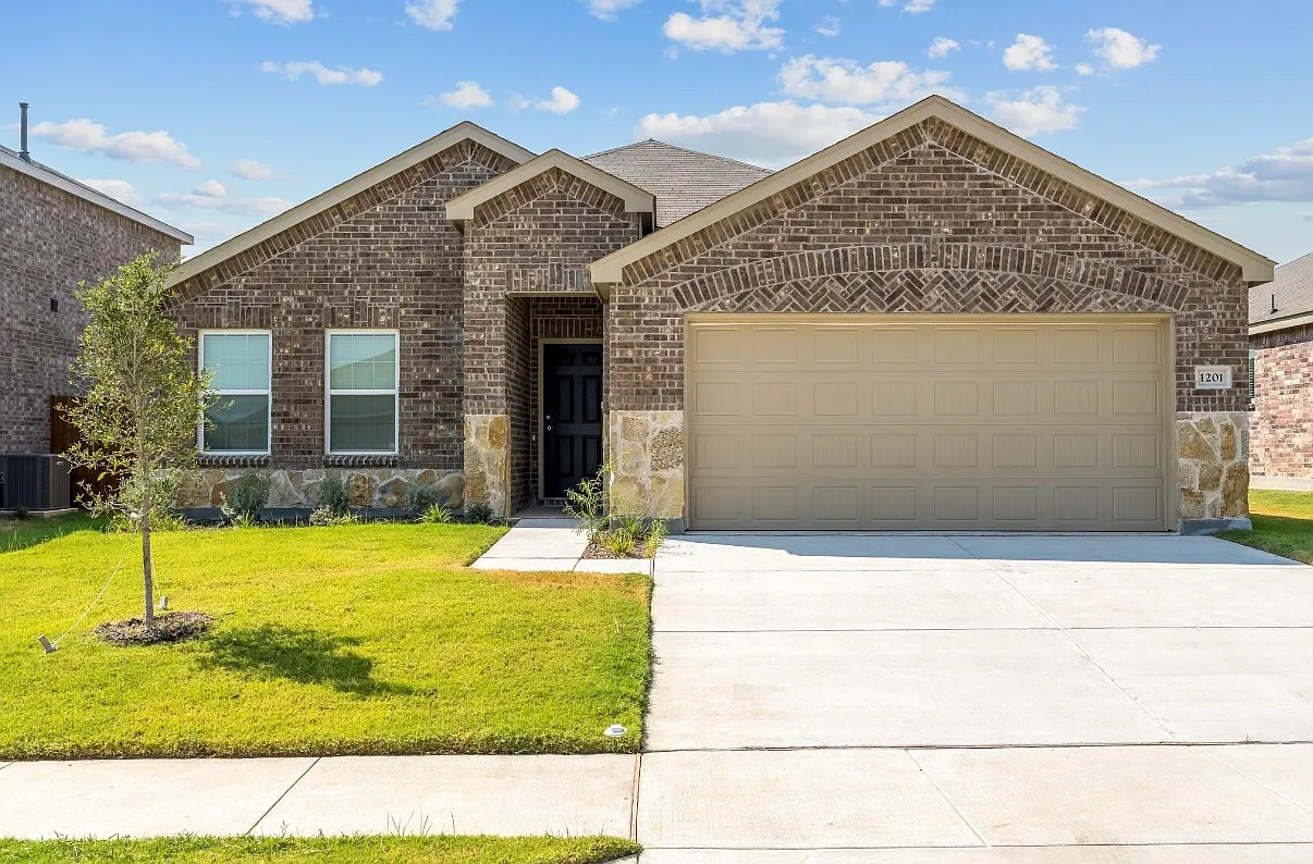 4 bed, 1941 sqft, $2,400 — Photo 1