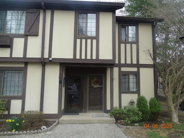 1 Andover Ct #1, Brookfield, CT 06804