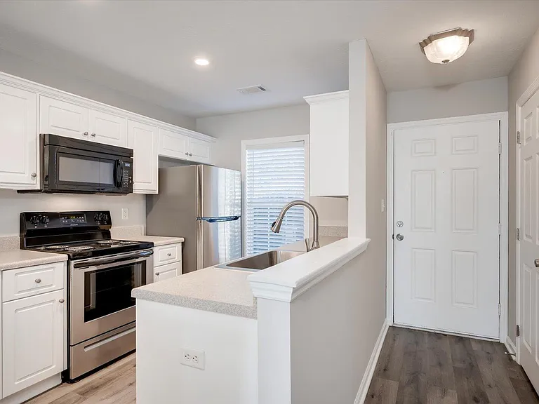 1216 Longpoint Dr — Photo 2