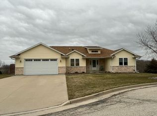 586 Hi View Ct, Mayville, WI 53050