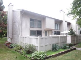 610 Del Lago Dr, Schaumburg, IL 60173