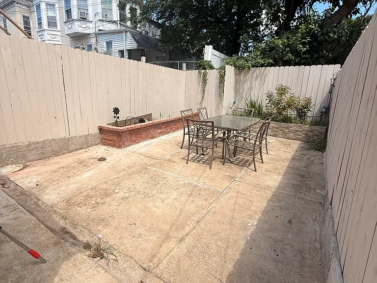 Windsor St — Photo 6