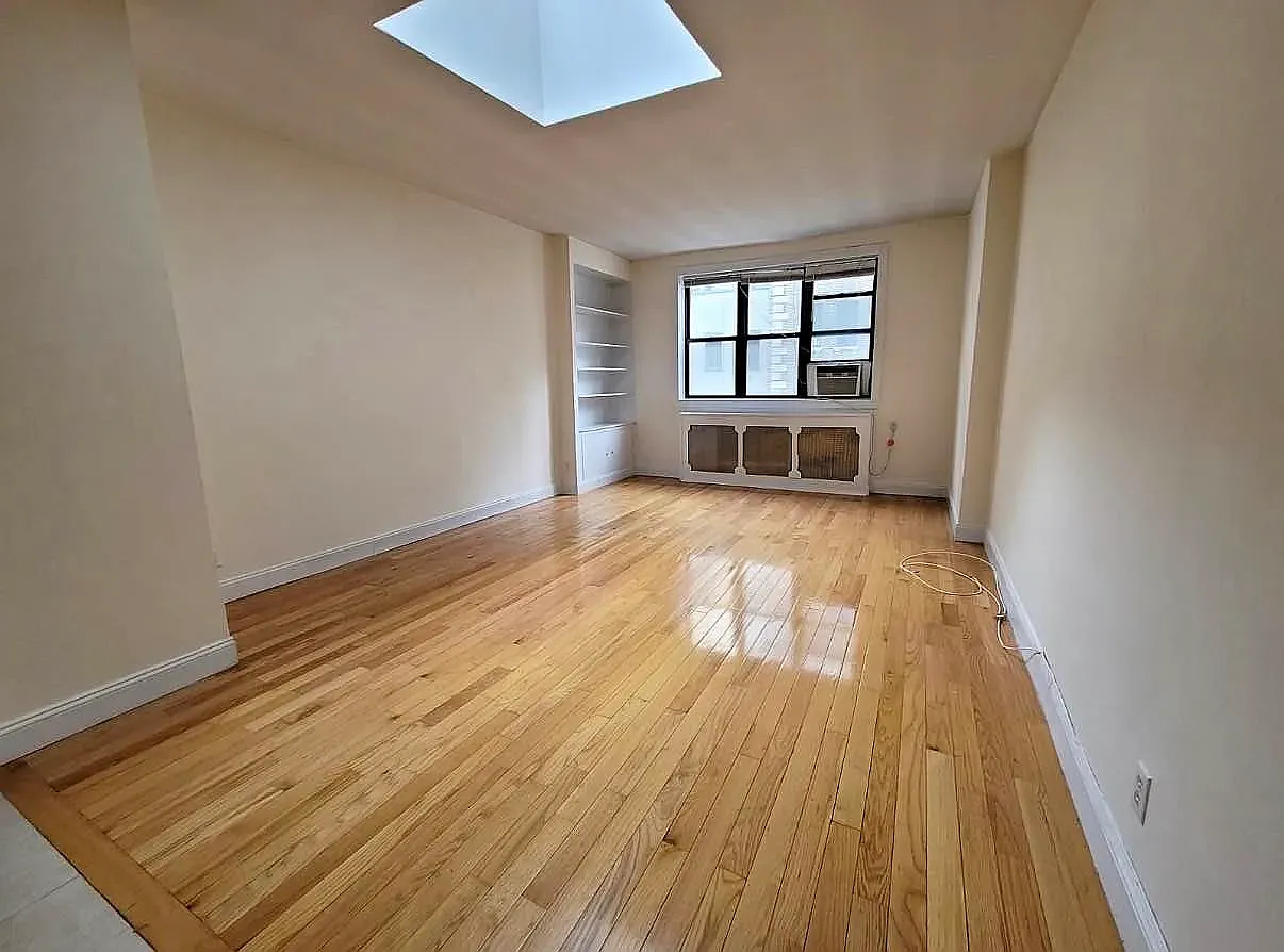 146 East 35th Street — Photo 1