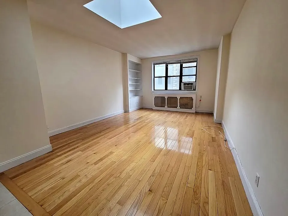 146 E 35th St #5S