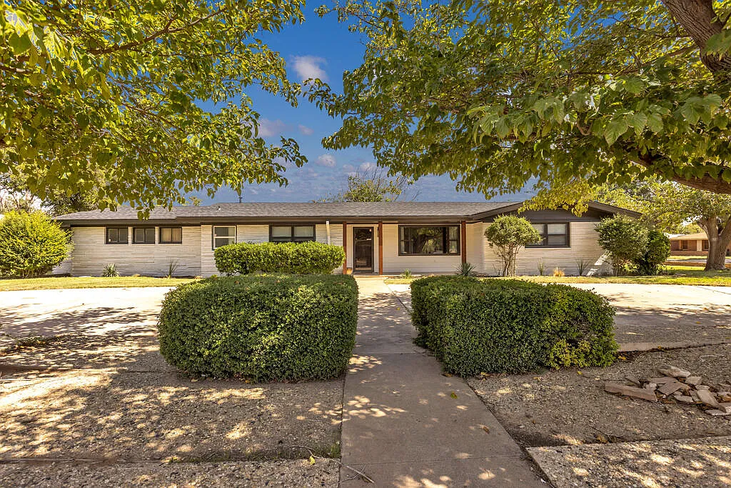 5 bed, 3.0 bath, 3740 sqft, $4,200 — Photo 1