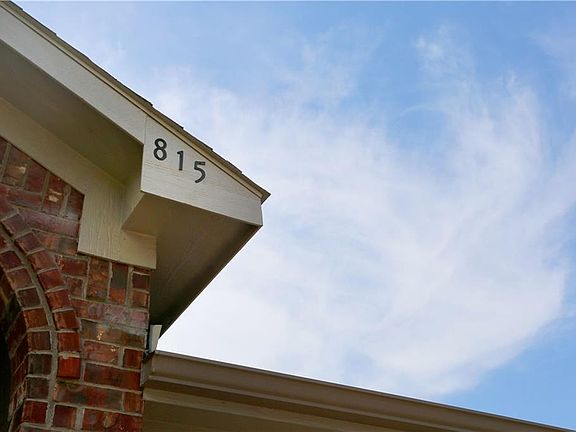 3rd image of 815 Parkhill Dr