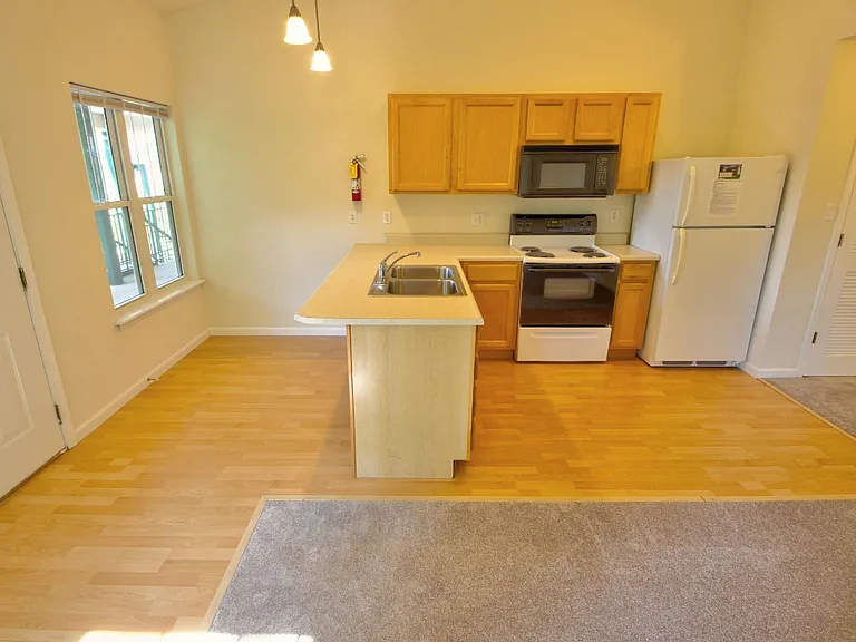 Scholar's Quad Collegiate Apartments — Photo 10