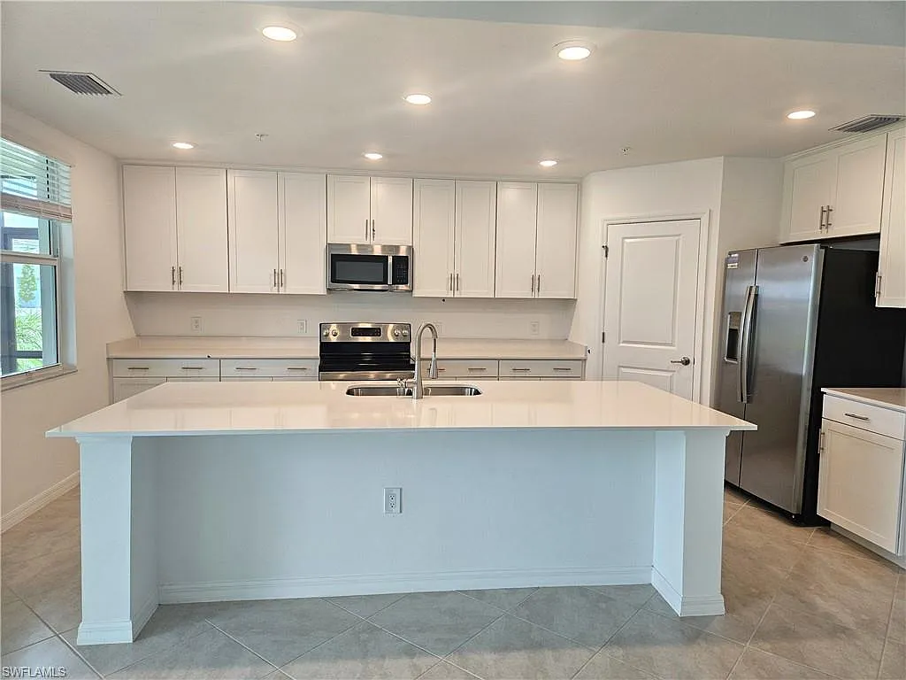 3 bed, 2.0 bath, 1741 sqft, $2,695 — Photo 2