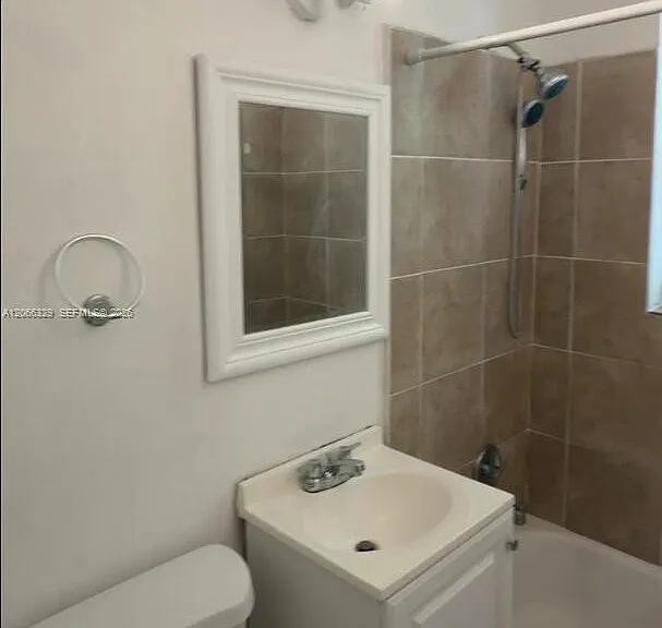 640 SW 5th St #4 — Photo 4