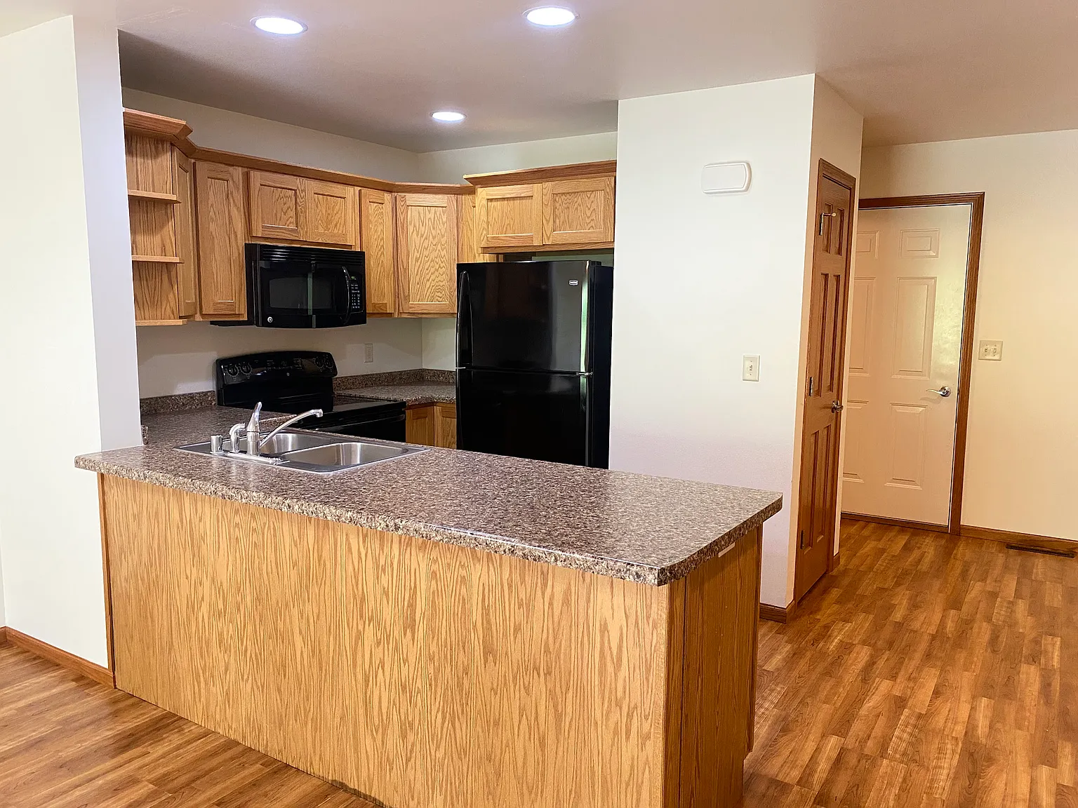 2 bed, 1.5 bath, 1944 sqft, $1,495 — Photo 3
