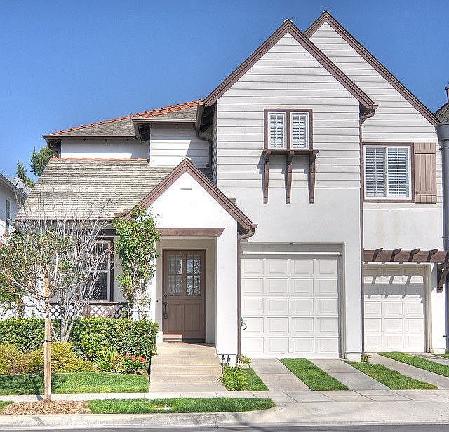 Sharp paired home with almost 2400 sq.ft.