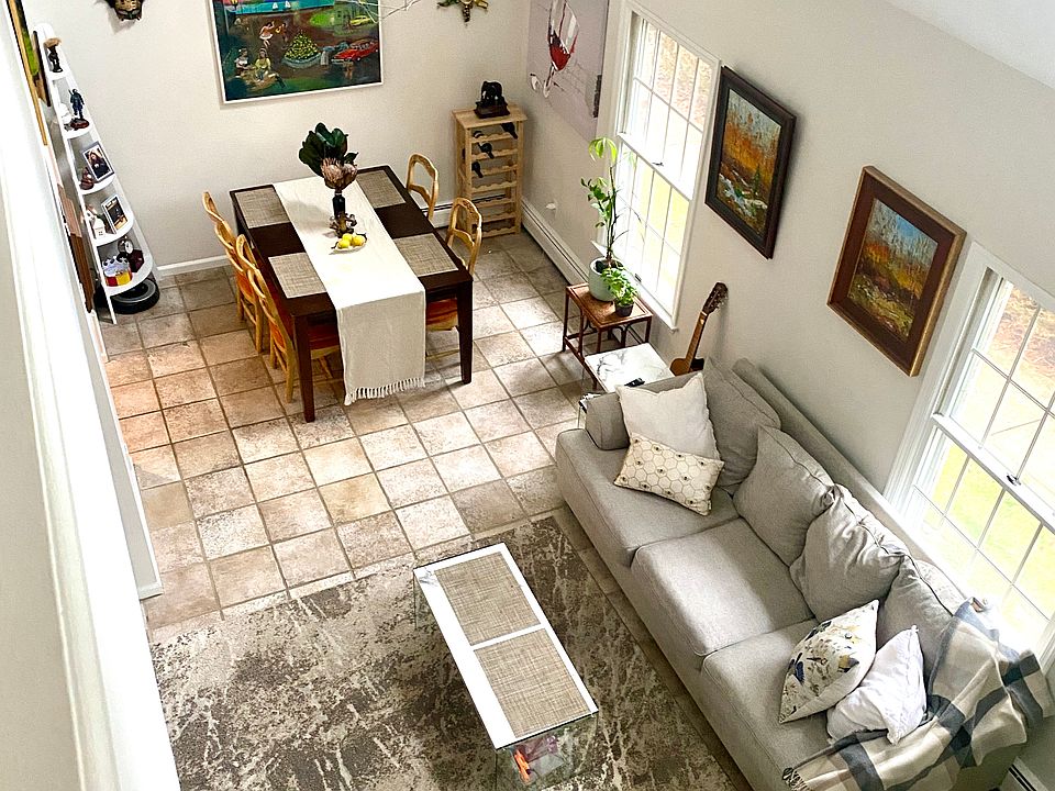 Living room with high ceillings