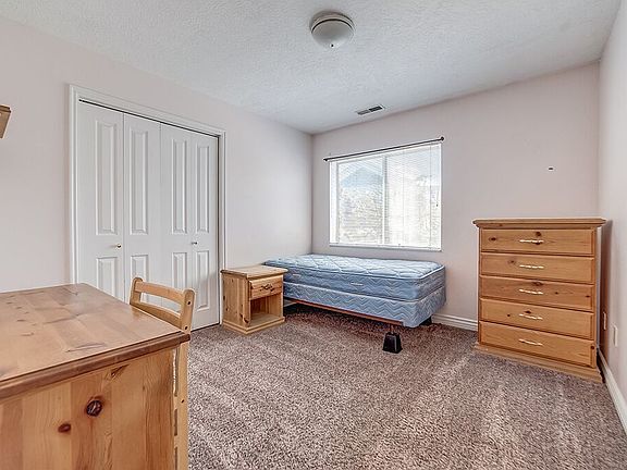 5th image of 1541 N Riverside Ave