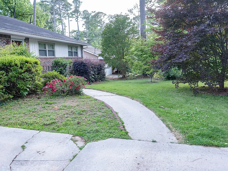 2945 Harcourt Dr — Photo 3