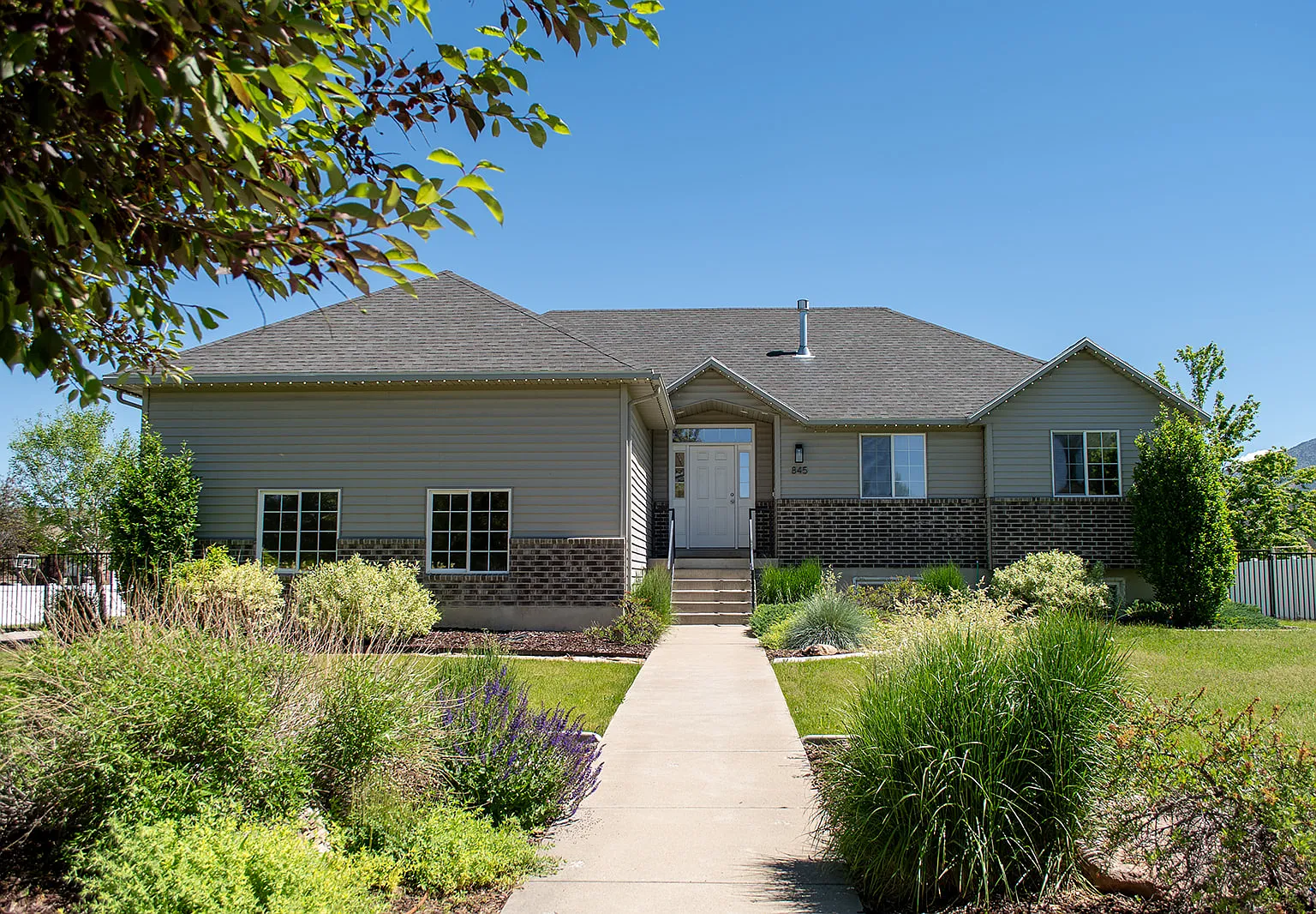 5 bed, 3.0 bath, 2702 sqft, $2,700 — Photo 1