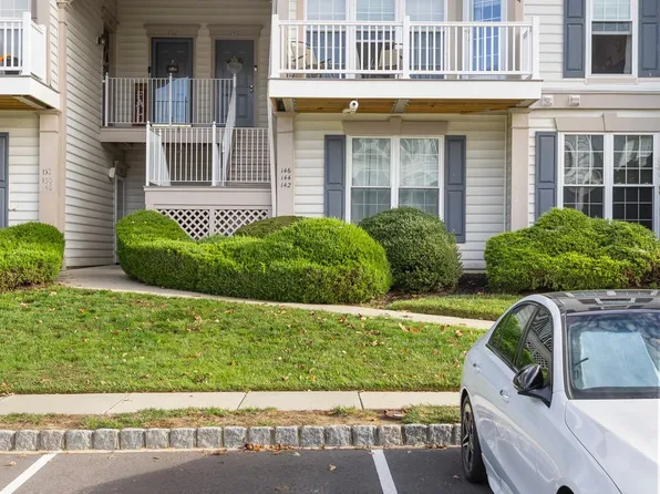 142 Rosebay Ct, Delran, NJ 08075