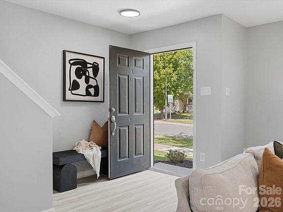 3rd image of 822 Sinclair Dr