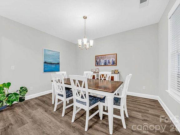 3rd image of 172 Caversham Dr