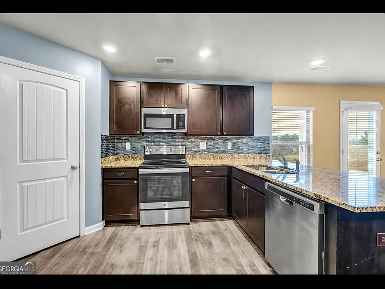205 Twin Lakes Dr — Photo 3