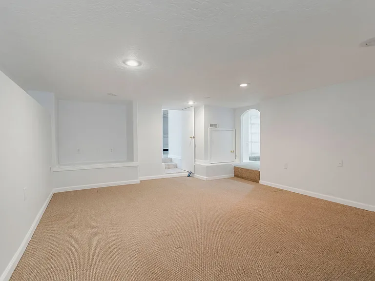 649 E Duck Creek Cir — Photo 25