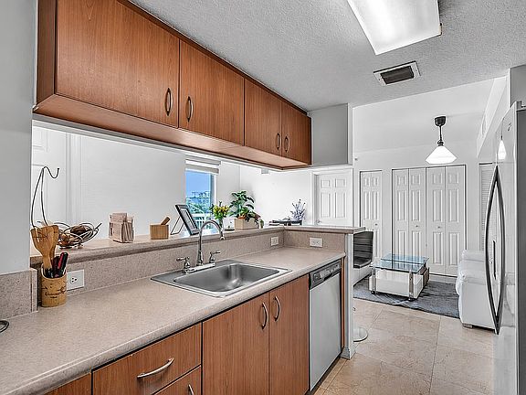 5th image of 816 NW 11th St APT 607