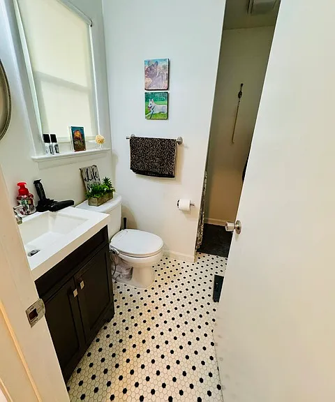 208 Surrey Rd — Photo 9