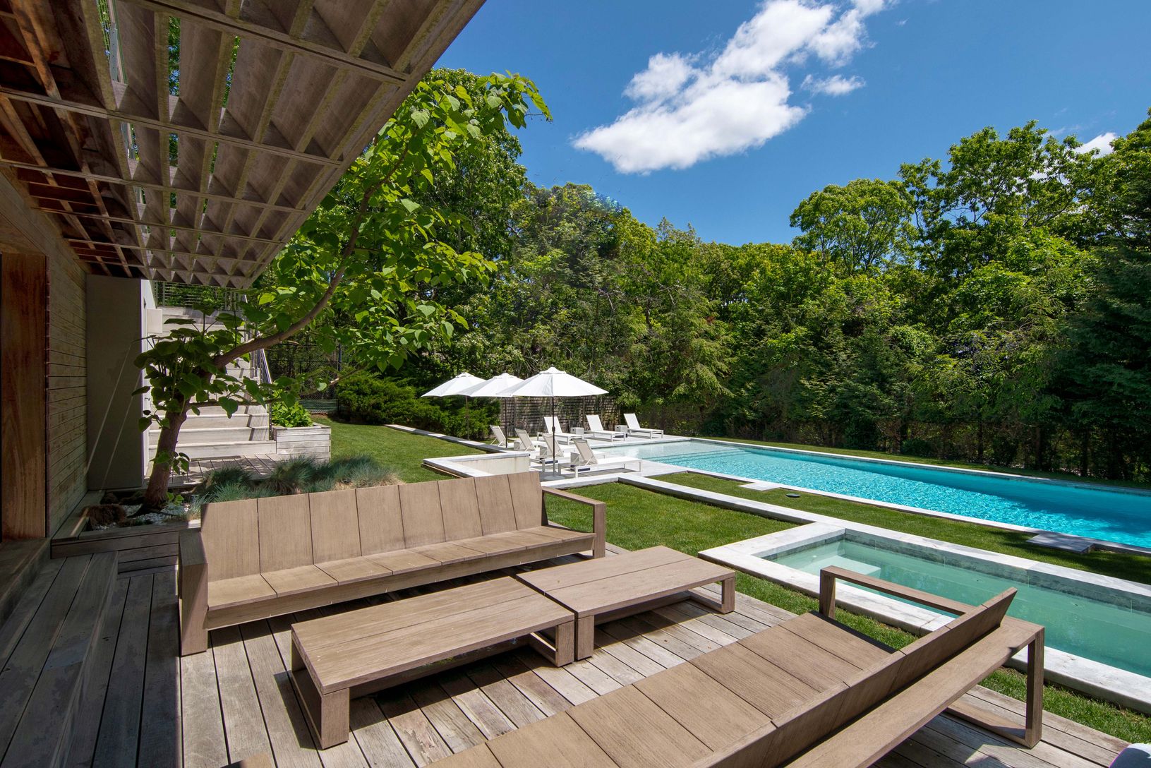  Lower level Groundlevel Deck and Jacuzzi