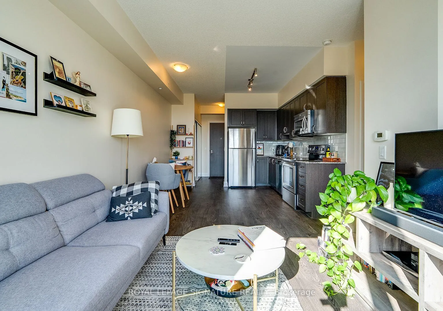 Legacy Park Condos — Photo 4