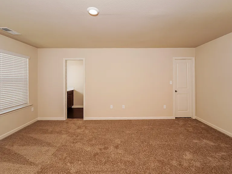 484 Clover Cir — Photo 6