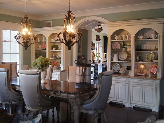 Huge Dining w/ built-in cabs