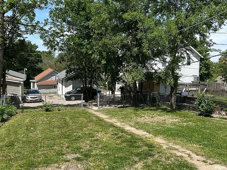 1944 S 11th St — Photo 25