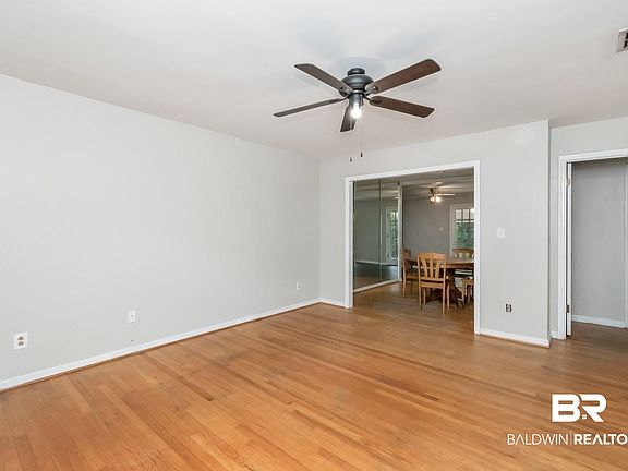 5th image of 320 Vanderbilt Dr