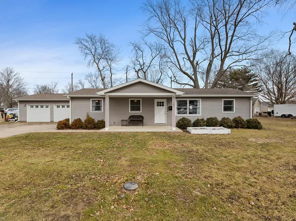 101 Hancock Dr, Villa Grove, IL 61956