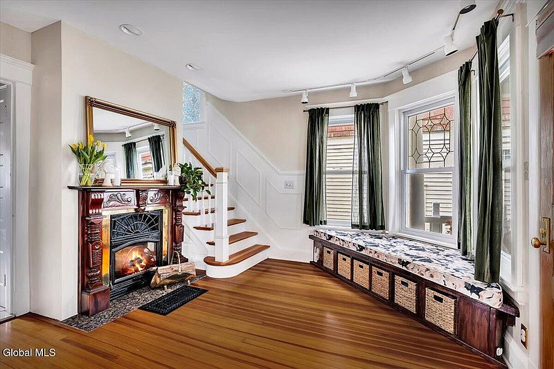 4th image of 1328 Glenwood Boulevard