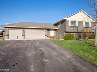 1146 Sparrow Rd, Waconia, MN 55387
