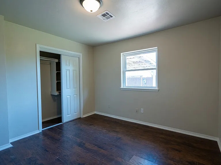 932 NW 9th St — Photo 3