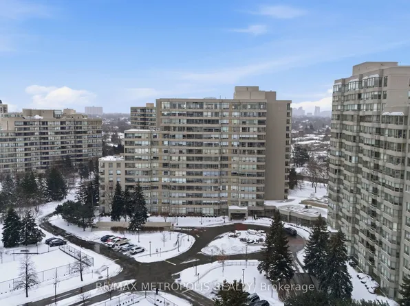 11 Townsgate Dr #1501, Vaughan, ON L4J 8G4