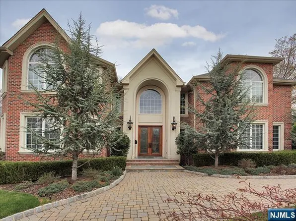 8 Willow Dr, Englewood Cliffs, NJ 07632